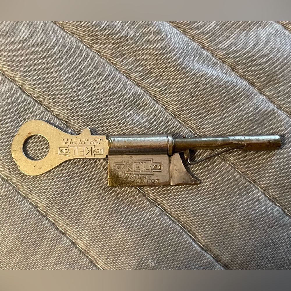 VINTAGE KEYHOLE PROTECTOR LOCK ANTIQUE  Keil Self Locking Keyhole Lock